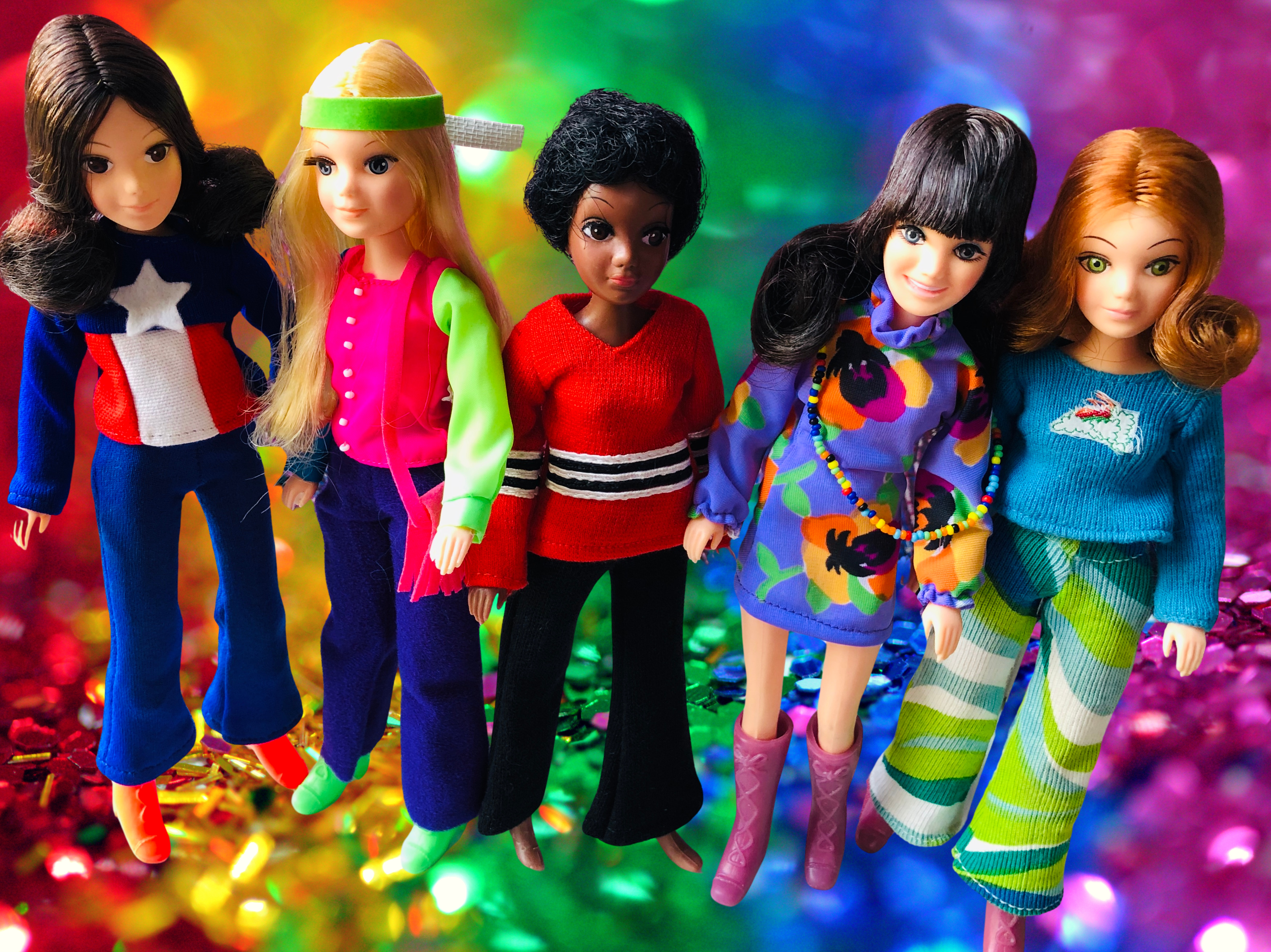 Mod World of Love dolls wearing bright 70s fashions