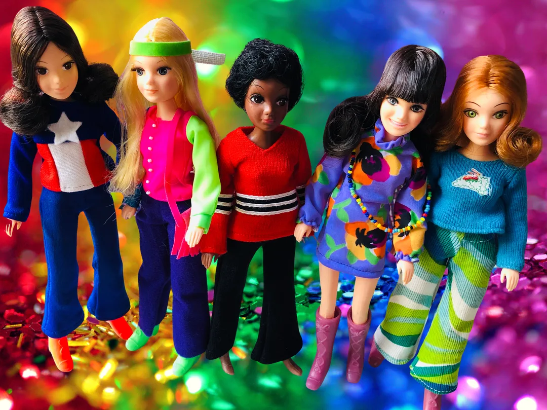 Mod World of Love dolls wearing bright 70s fashions